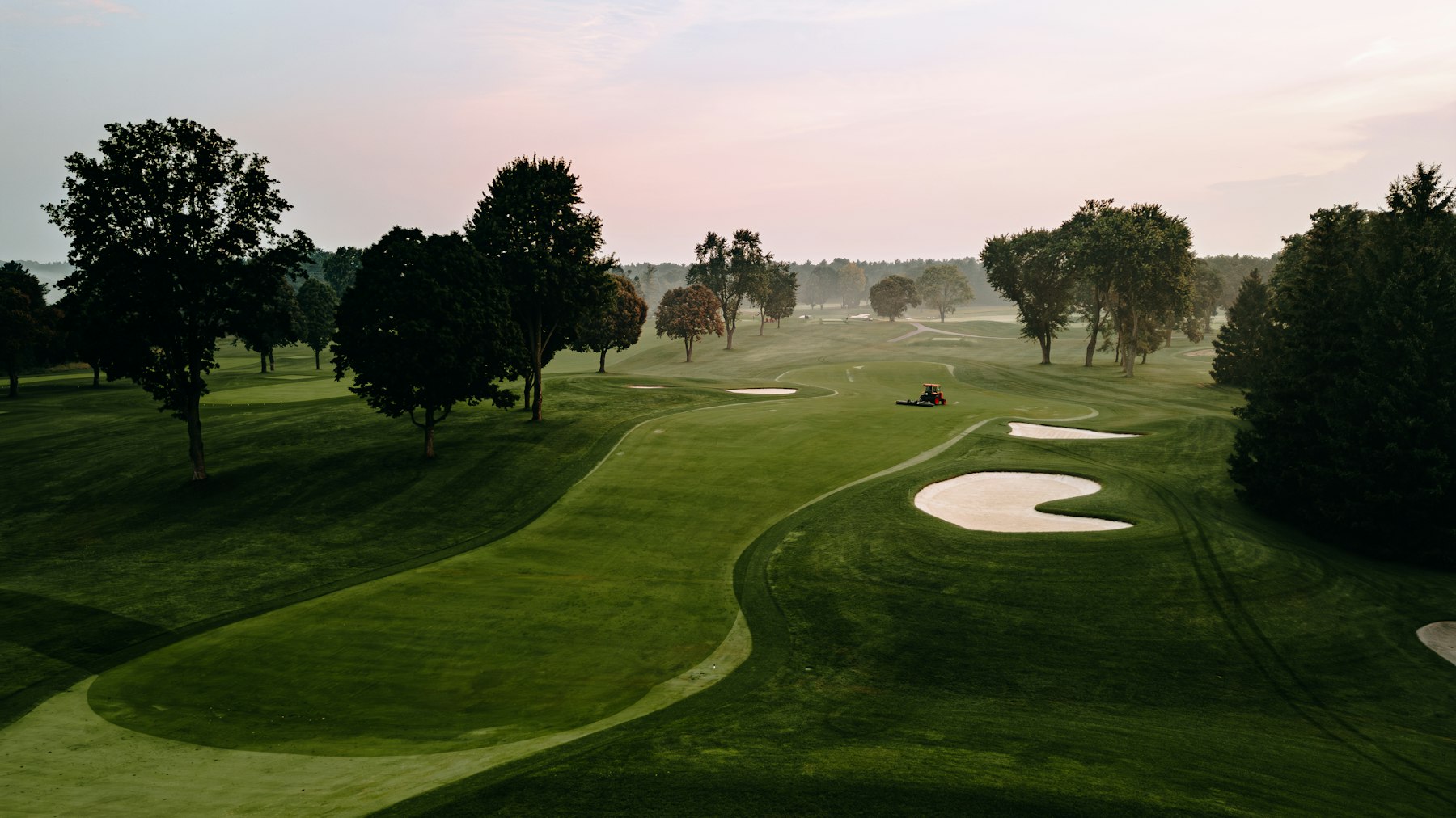 Golfbaan in het zachte ochtendlicht